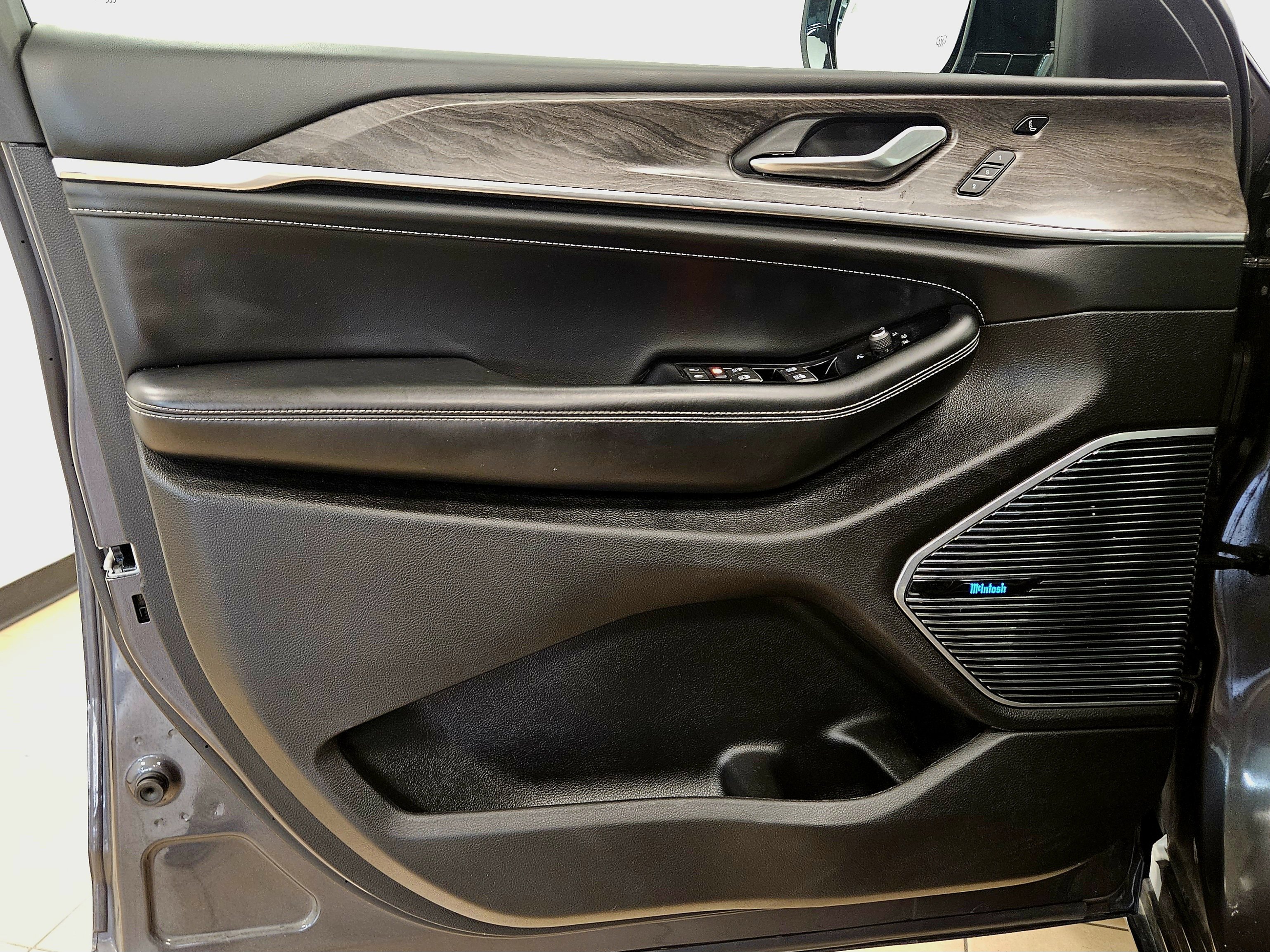 Used 2022 Jeep Grand Cherokee Overland w/ Luxury Tech Group IV image 10