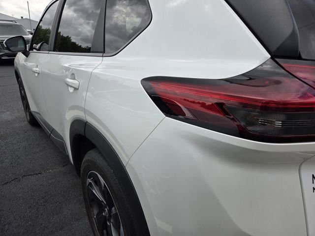 Used 2024 Nissan Rogue SV w/ SV Premium Package image 7