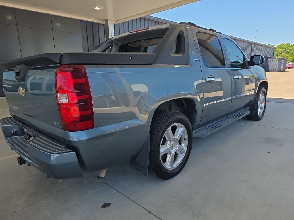 Used 2011 Chevrolet Avalanche LTZ AWD/4WD image 6