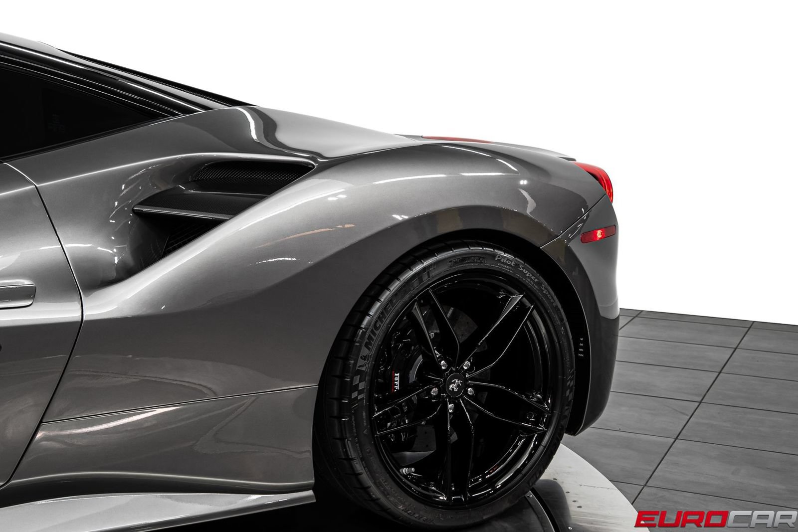 Used 2018 Ferrari 488 GTB RWD image 18
