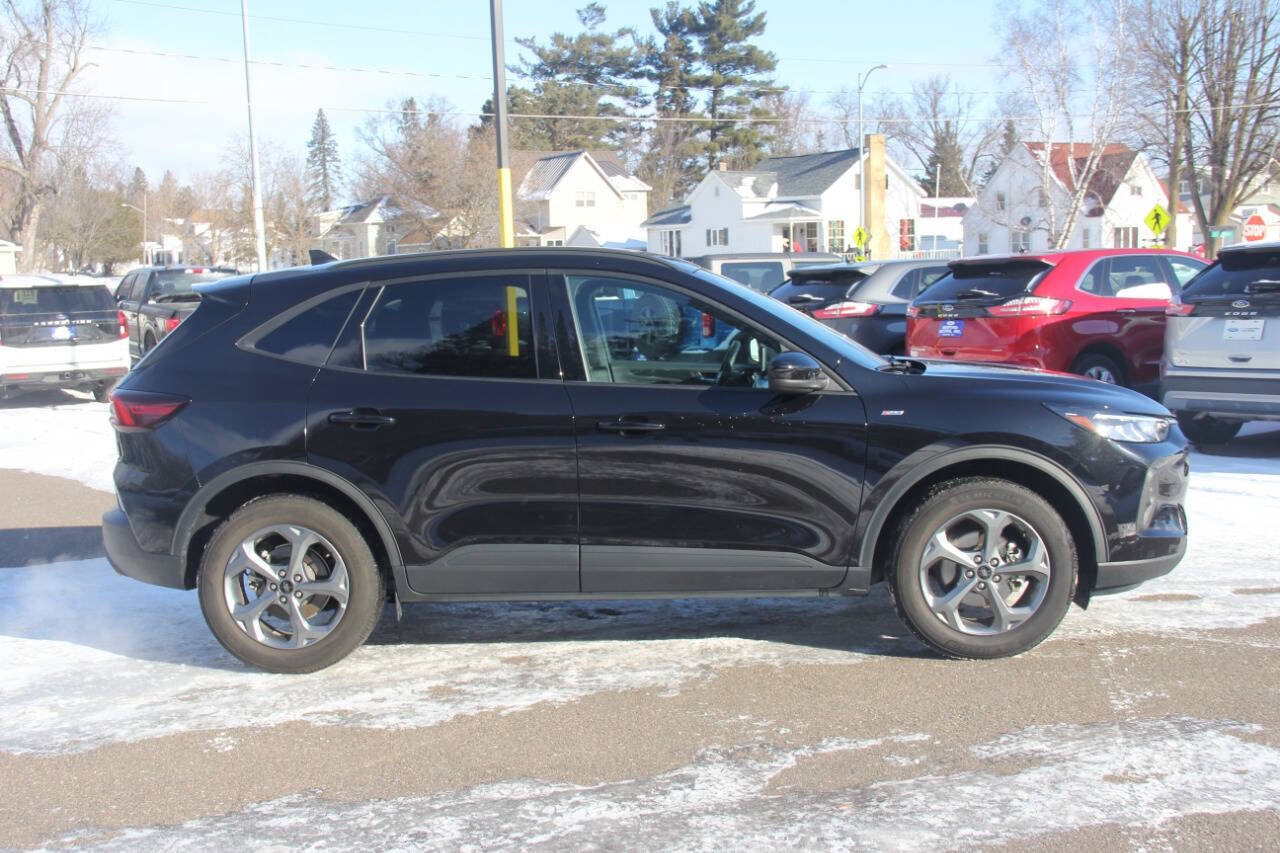 Certified 2025 Ford Escape ST-Line Select AWD/4WD image 3