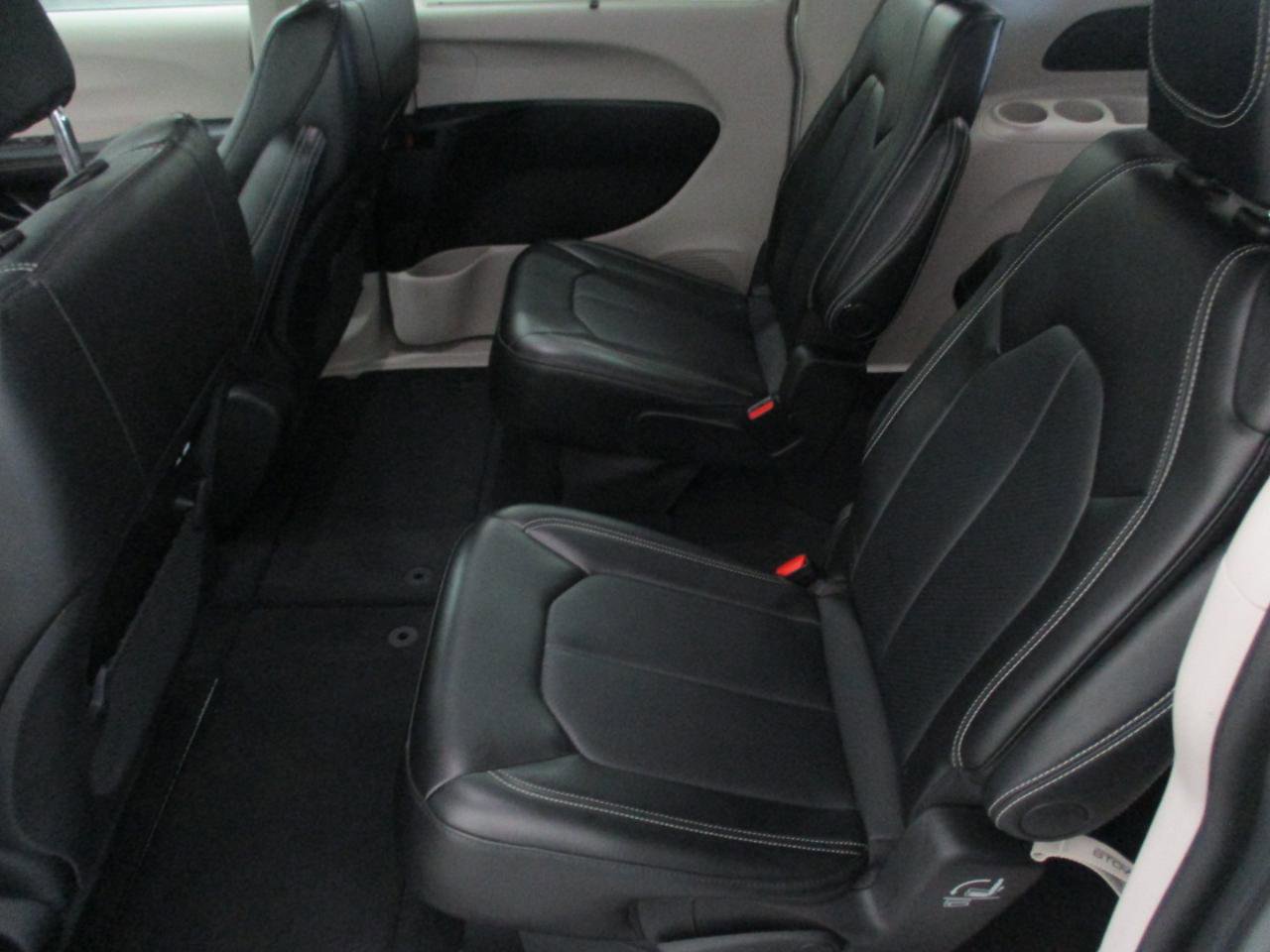 Used 2024 Chrysler Pacifica Touring-L image 10