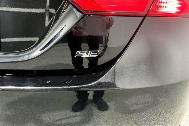 Used 2024 Toyota Camry SE image 25