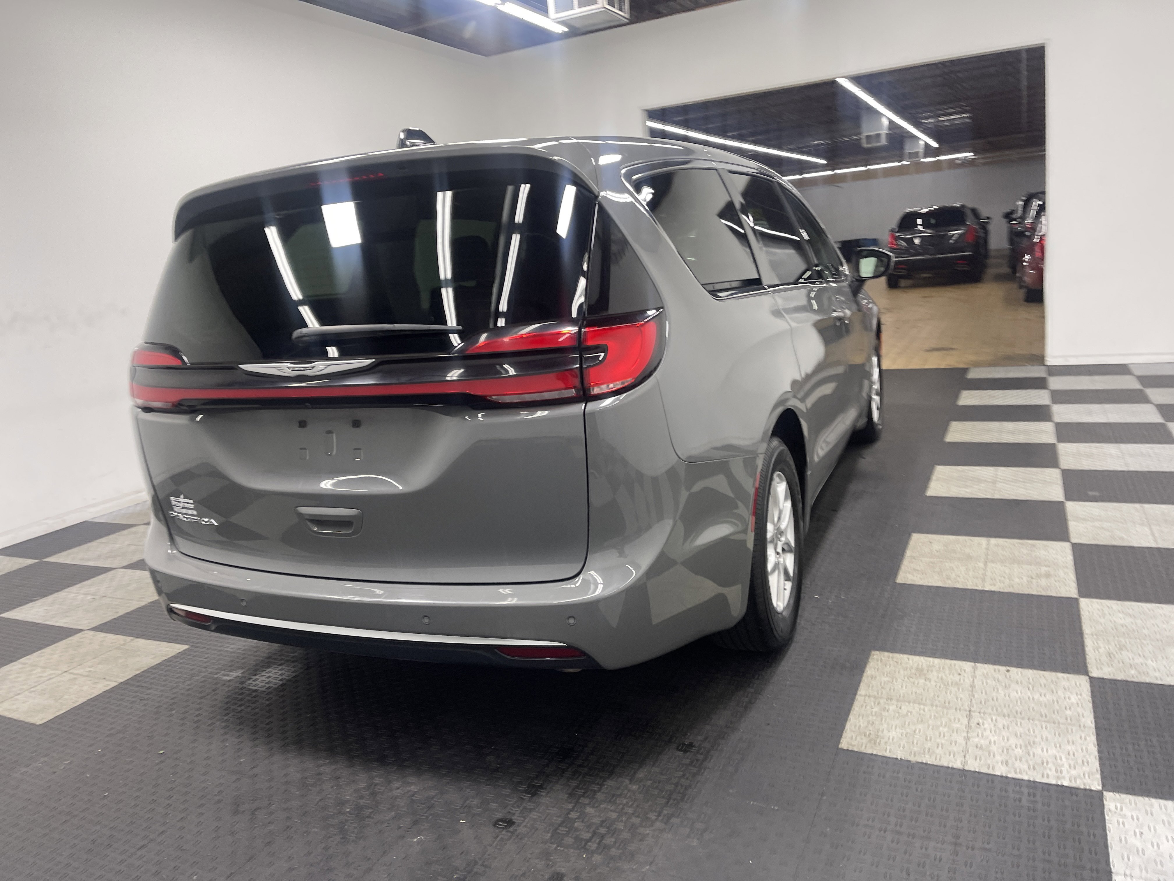 Used 2023 Chrysler Pacifica Touring-L image 5