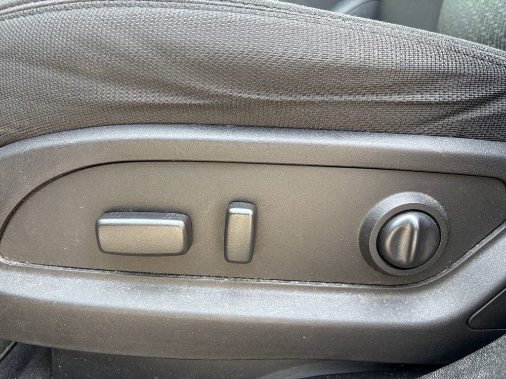 Used 2010 Chevrolet Traverse LT FWD image 11