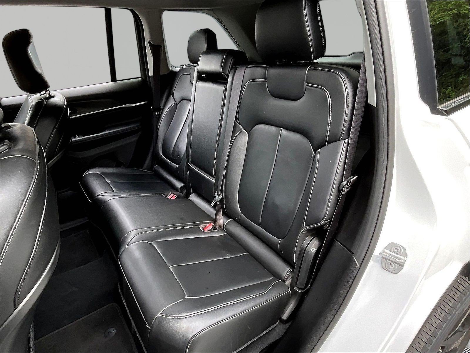 Used 2023 Jeep Grand Cherokee Limited w/ Black Appearance Package AWD/4WD image 22