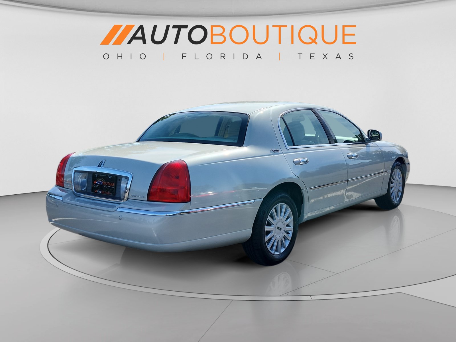 Used 2005 Lincoln Town Car Signature Limited RWD image 5