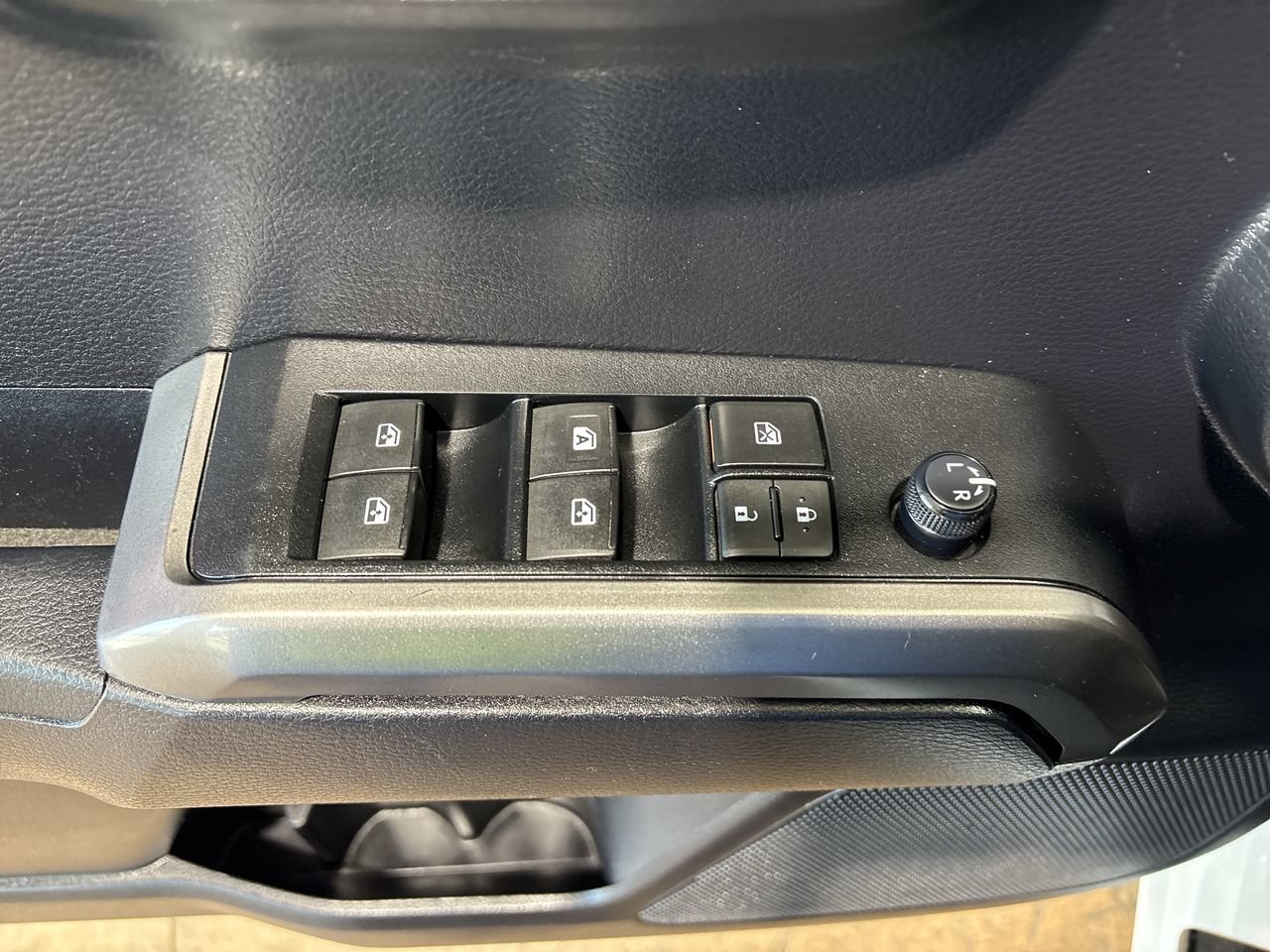 Used 2019 Toyota Tacoma SR5 AWD/4WD image 13