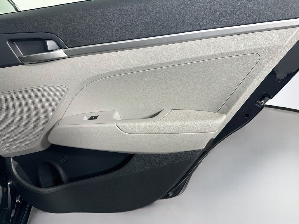 Used 2020 Hyundai Elantra SE FWD image 26