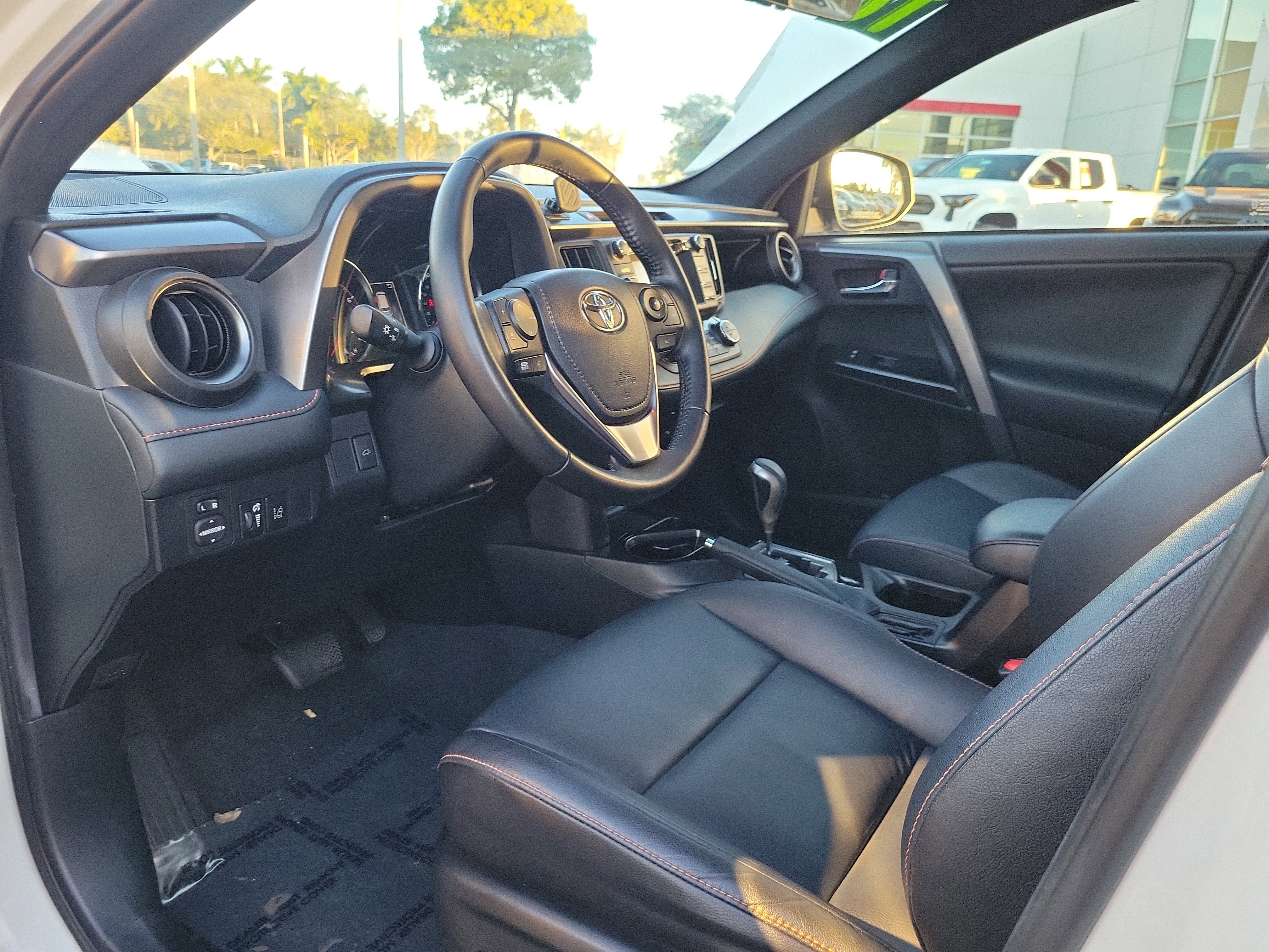 Used 2018 Toyota RAV4 SE image 12
