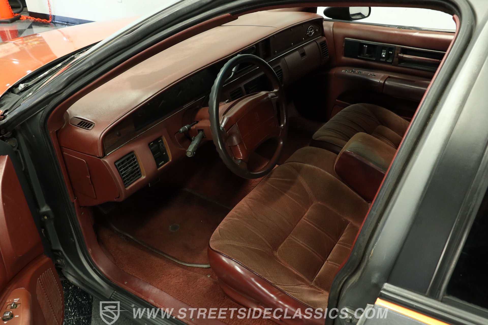 Used 1992 Oldsmobile Custom Cruiser RWD image 4