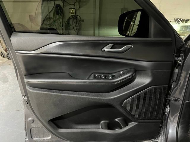 Used 2023 Jeep Grand Cherokee Laredo AWD/4WD image 13