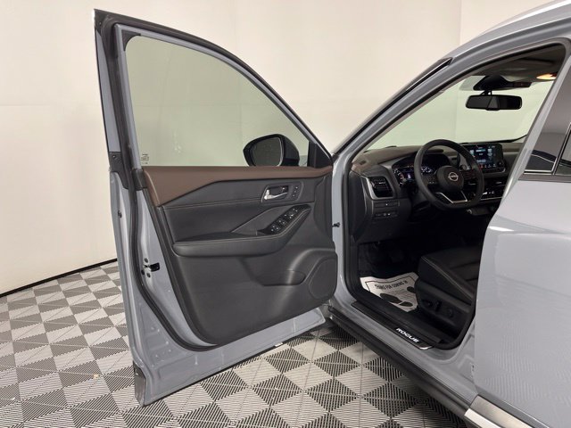 Used 2023 Nissan Rogue SL w/ SL Premium Package FWD image 18