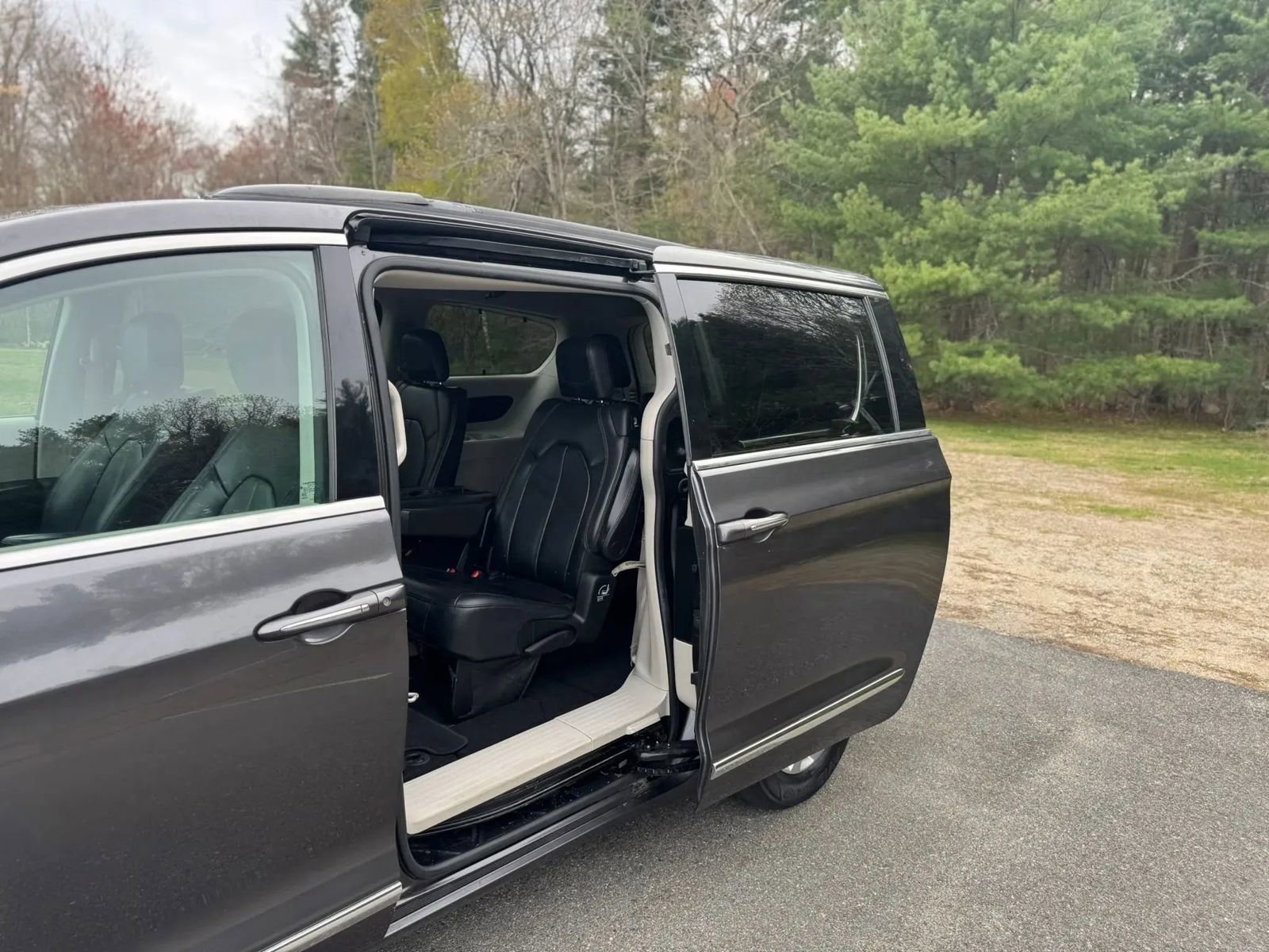 Used 2017 Chrysler Pacifica Touring-L FWD image 11