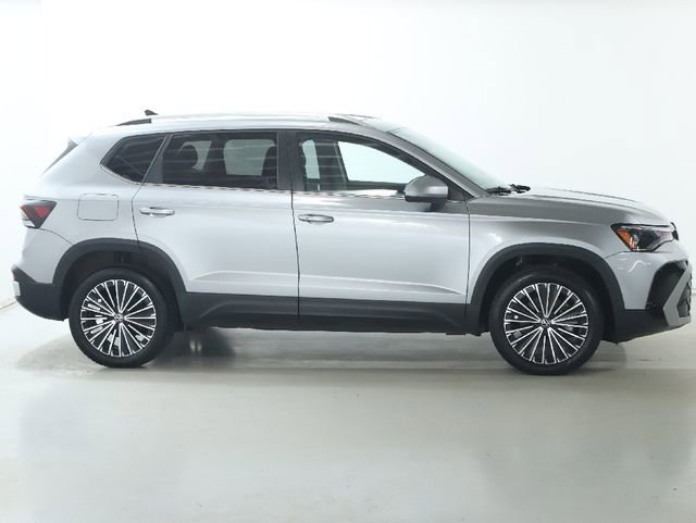 Used 2025 Volkswagen Taos SE FWD image 11
