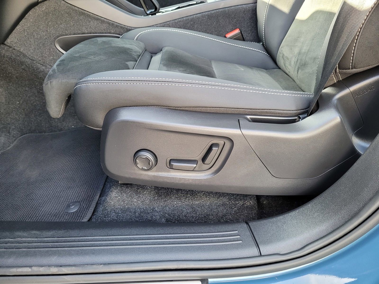 Certified 2023 Volvo XC40 Recharge Ultimate image 14