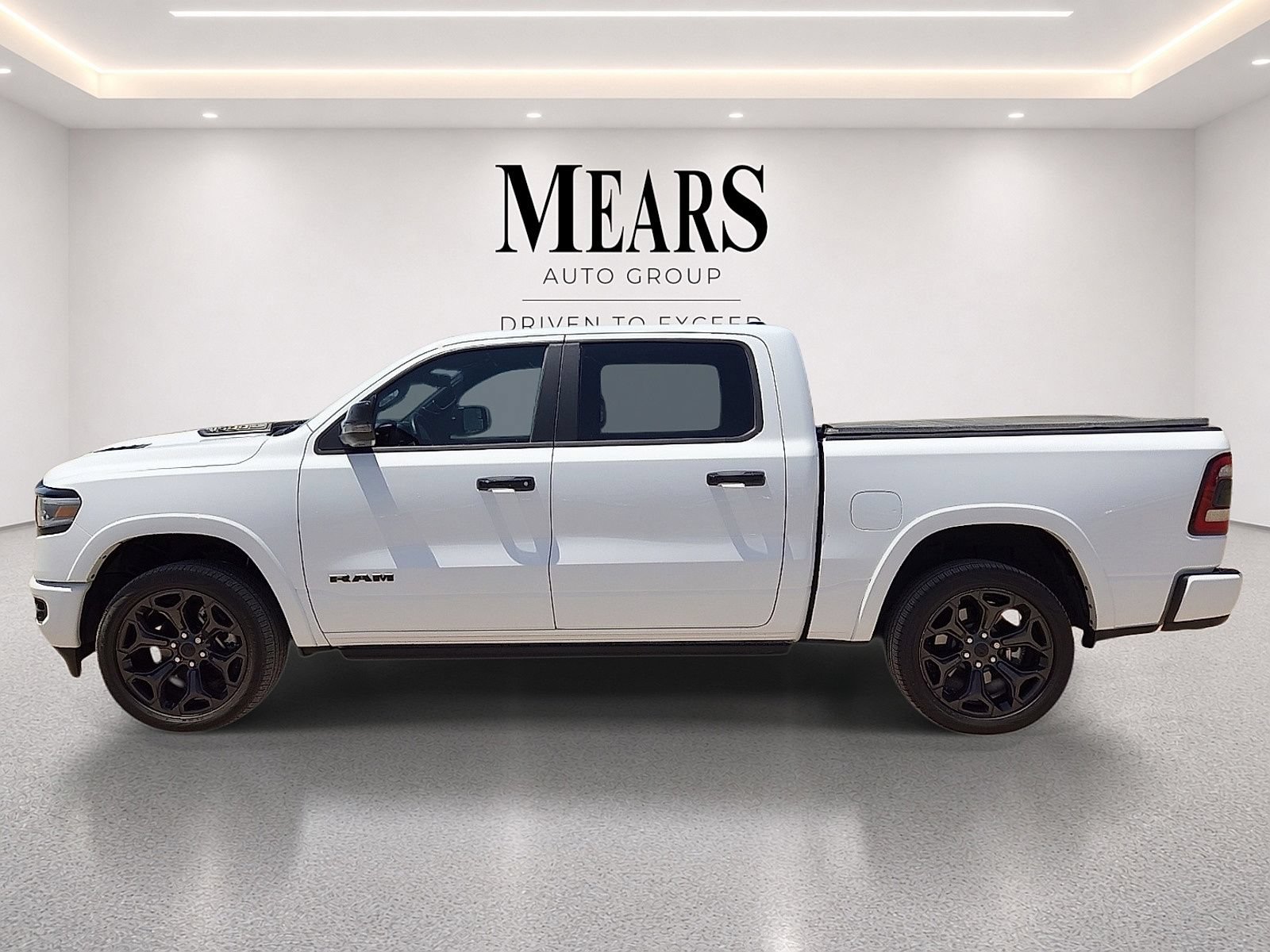 Used 2023 RAM 1500 Limited AWD/4WD image 2