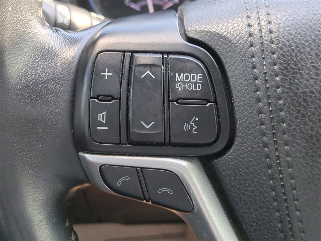 Used 2017 Toyota Highlander Limited image 26