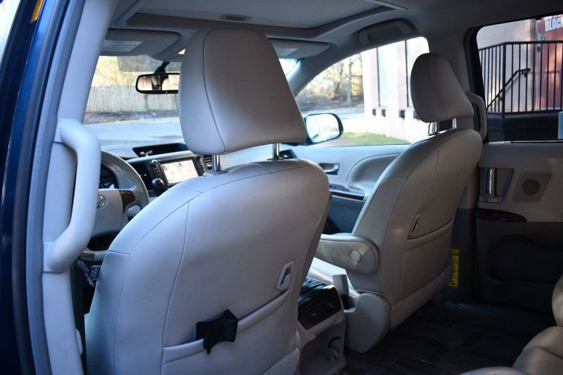 Used 2011 Toyota Sienna XLE w/ Premium Pkg image 29