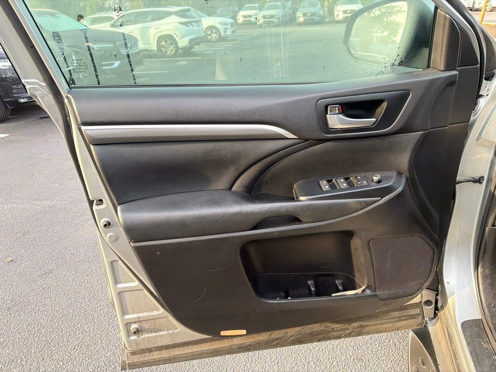 Used 2018 Toyota Highlander SE image 23