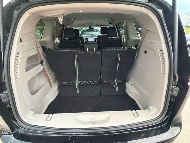 Used 2024 Chrysler Pacifica Touring-L FWD image 9