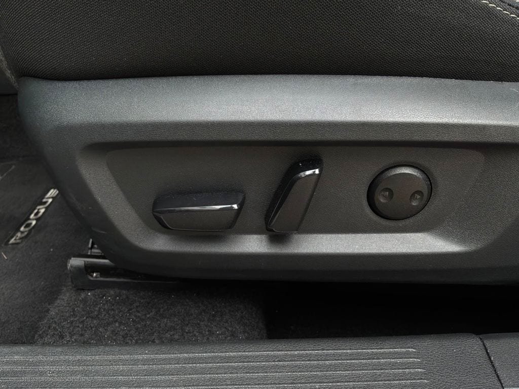 Used 2025 Nissan Rogue SV FWD image 9