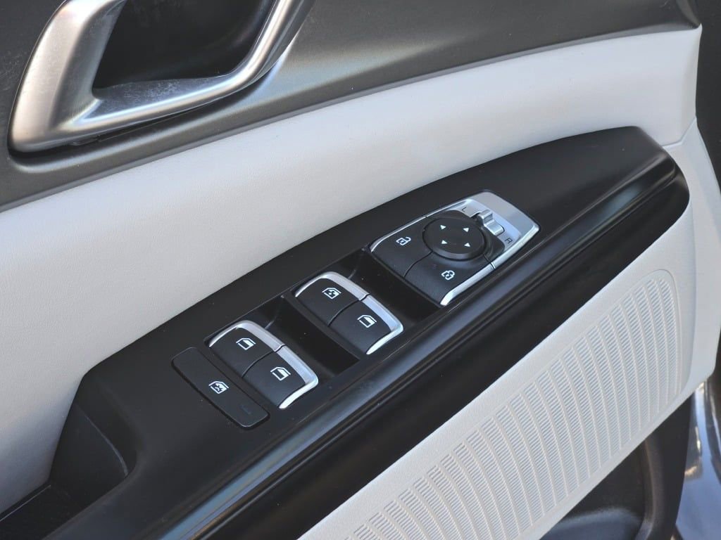 Used 2024 Kia Carnival LX image 19