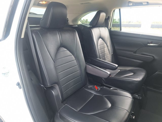 Used 2023 Toyota Highlander XLE image 18