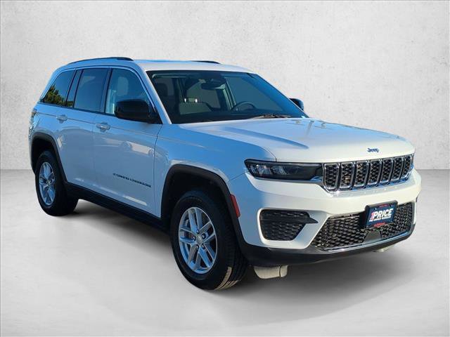 Used 2023 Jeep Grand Cherokee Laredo RWD image 3