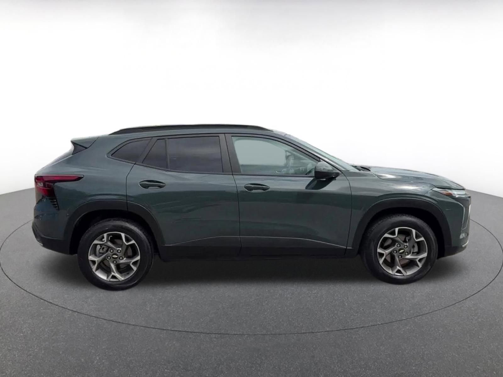 Used 2025 Chevrolet Trax LT w/ LT Convenience Package FWD image 16