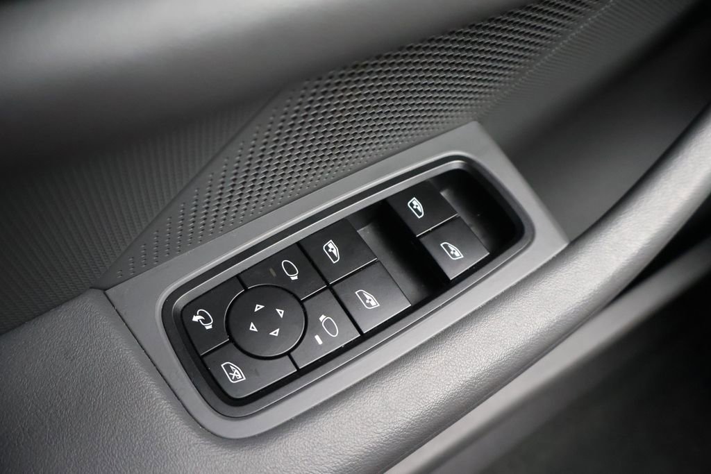 Used 2022 Porsche Taycan image 33