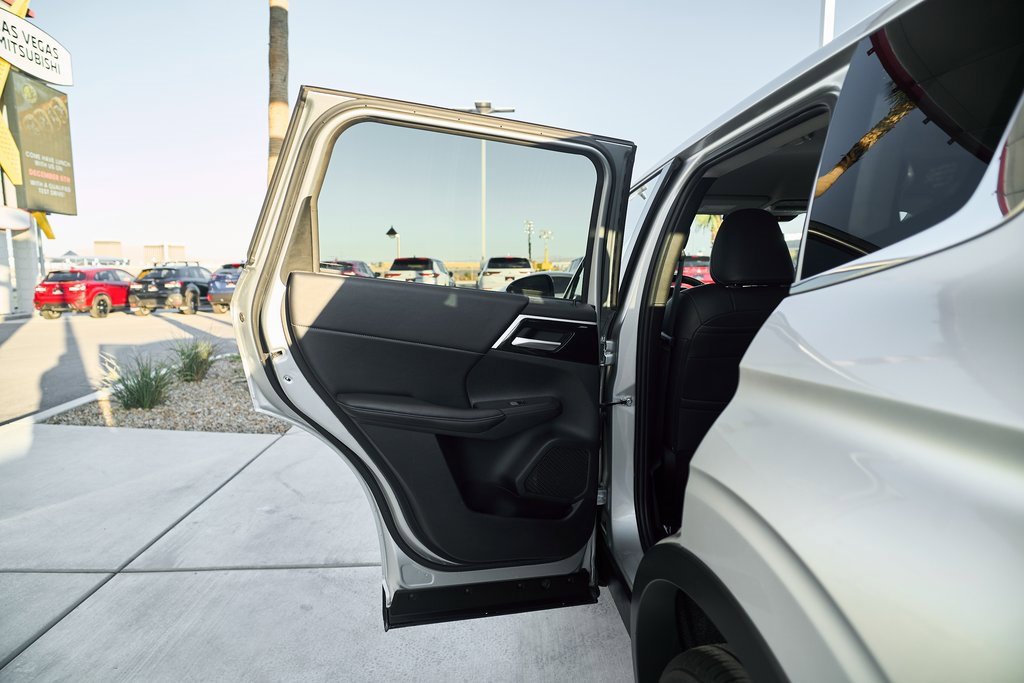 Used 2024 Mitsubishi Outlander SE image 12