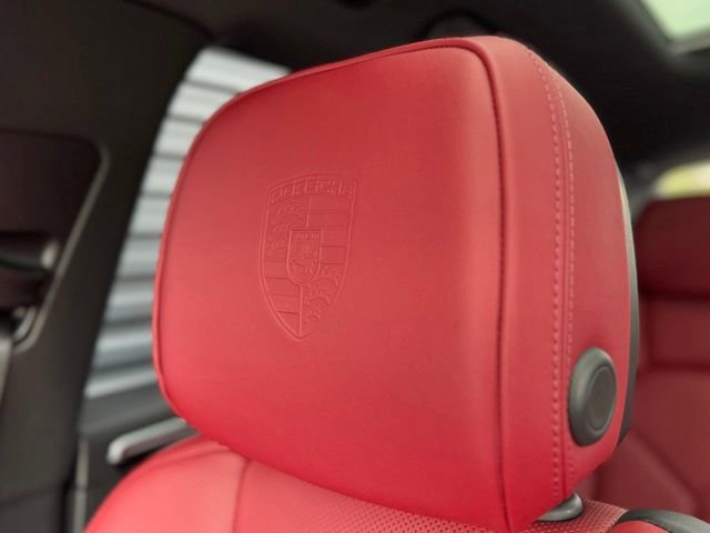 Certified 2025 Porsche Macan AWD/4WD image 30