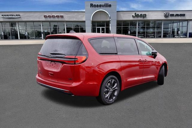 New 2026 Chrysler Pacifica Select image 3