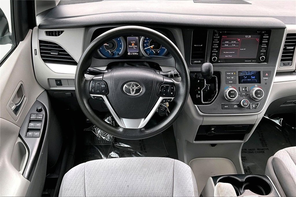 Used 2020 Toyota Sienna LE image 5