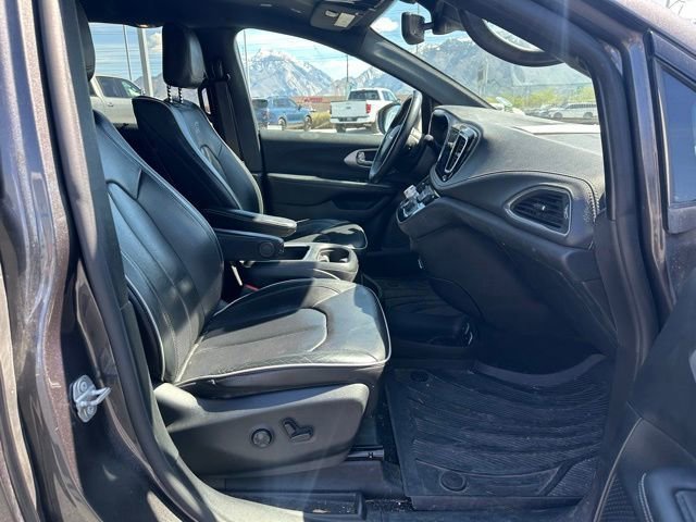 Used 2020 Chrysler Pacifica Limited w/ Advanced Safetytec Group FWD image 16