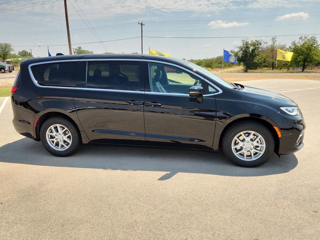 New 2026 Chrysler Pacifica Select FWD image 5