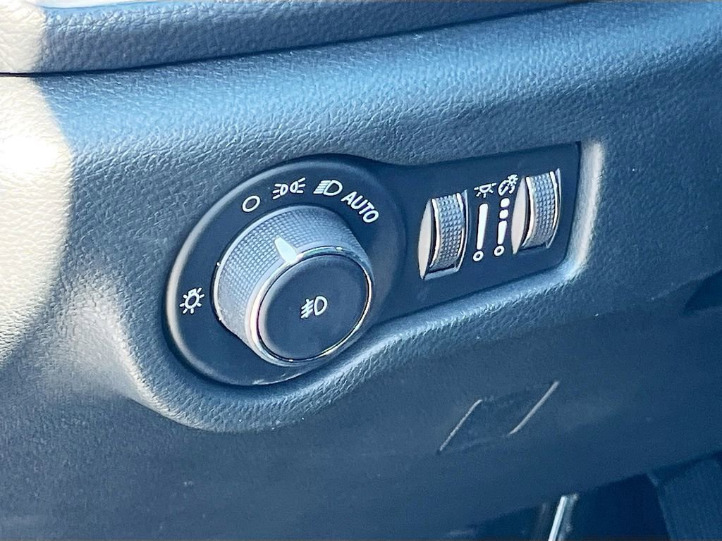 Certified 2024 Chrysler Pacifica Premium image 10