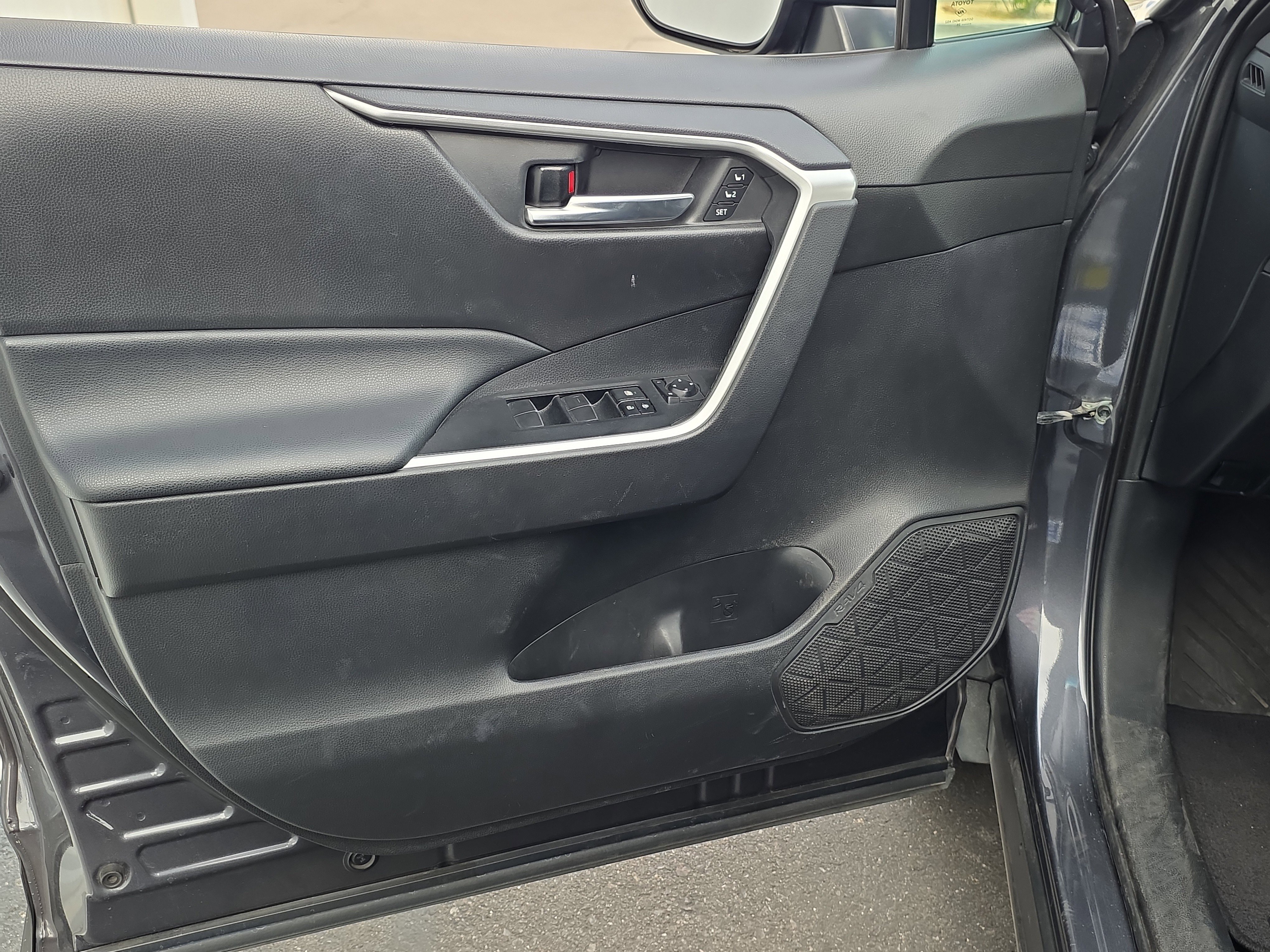 Used 2020 Toyota RAV4 XLE Premium image 12