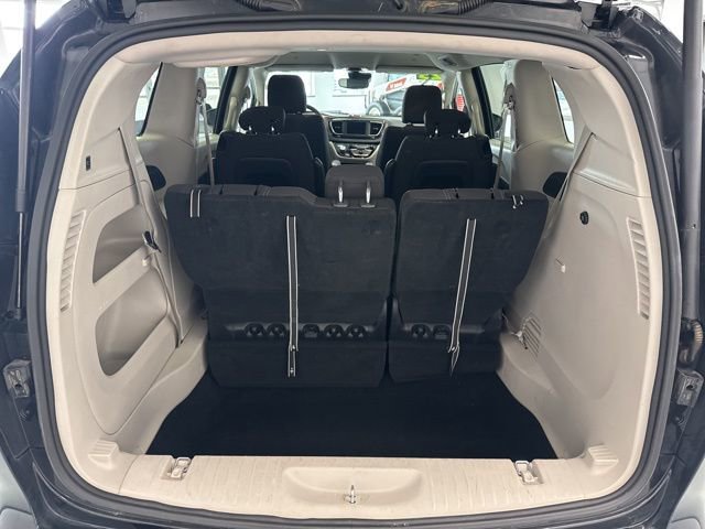 Used 2023 Chrysler Voyager LX image 10