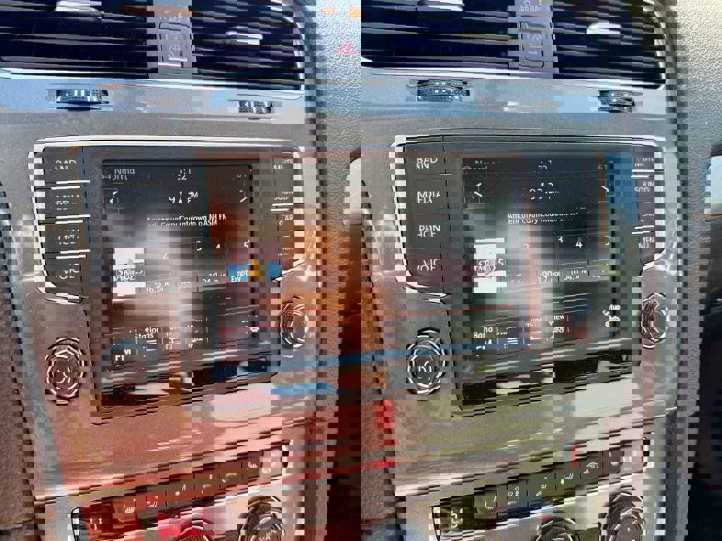 Used 2016 Volkswagen e-Golf SE w/ DC Fast Charging Package FWD image 24