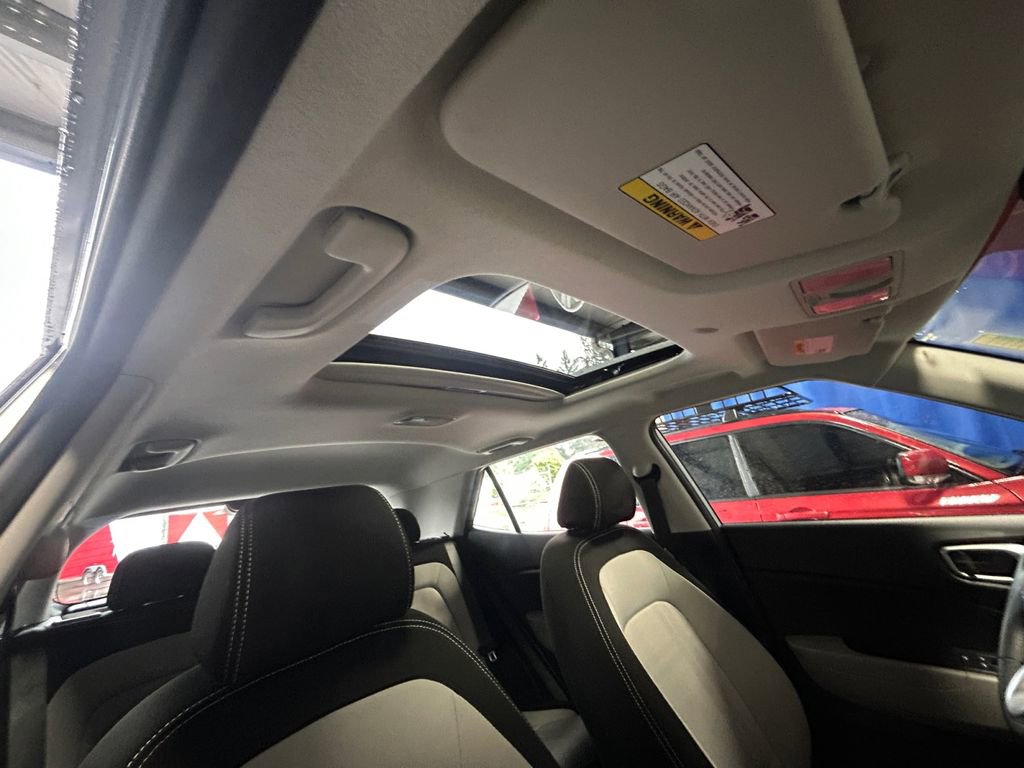 Used 2025 Hyundai Venue SEL image 27