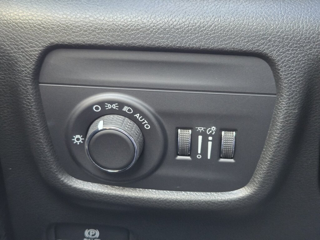New 2027 Jeep Grand Cherokee Altitude AWD/4WD image 17