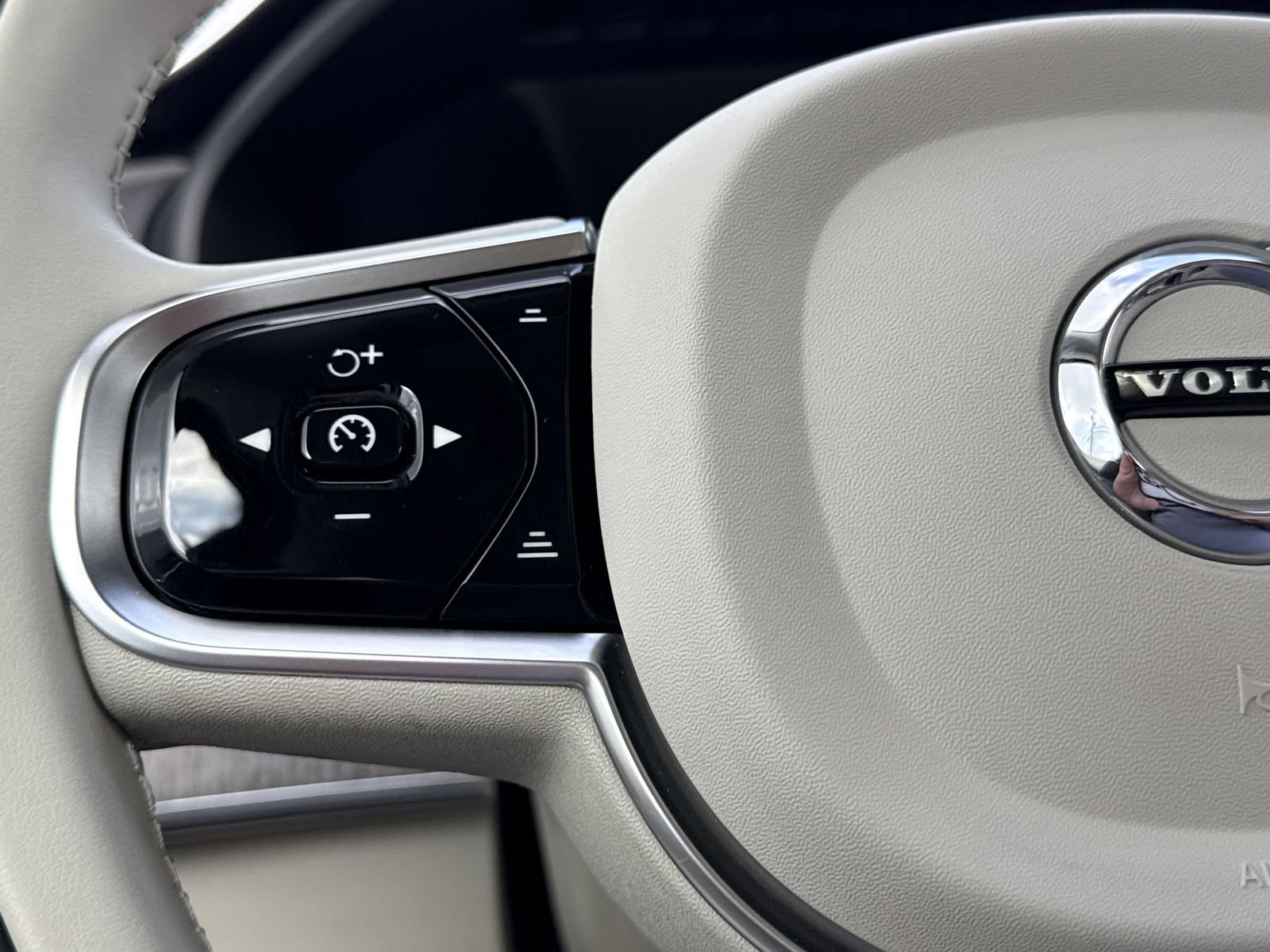 Used 2024 Volvo XC90 T8 Plus w/ Protection Package Premier image 18