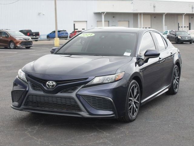 Used 2021 Toyota Camry SE image 2