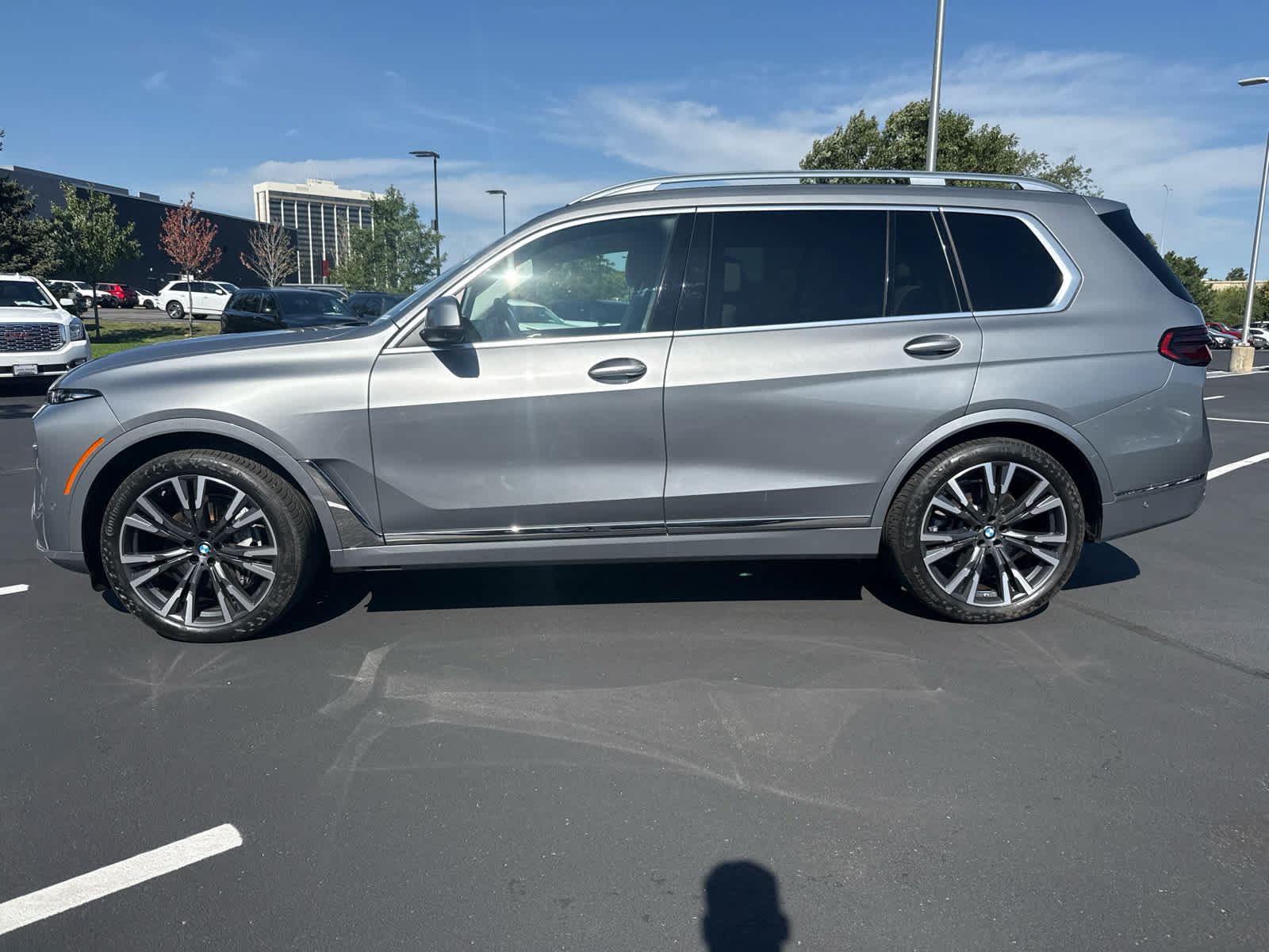 Used 2023 BMW X7 xDrive40i w/ Executive Package AWD/4WD image 2