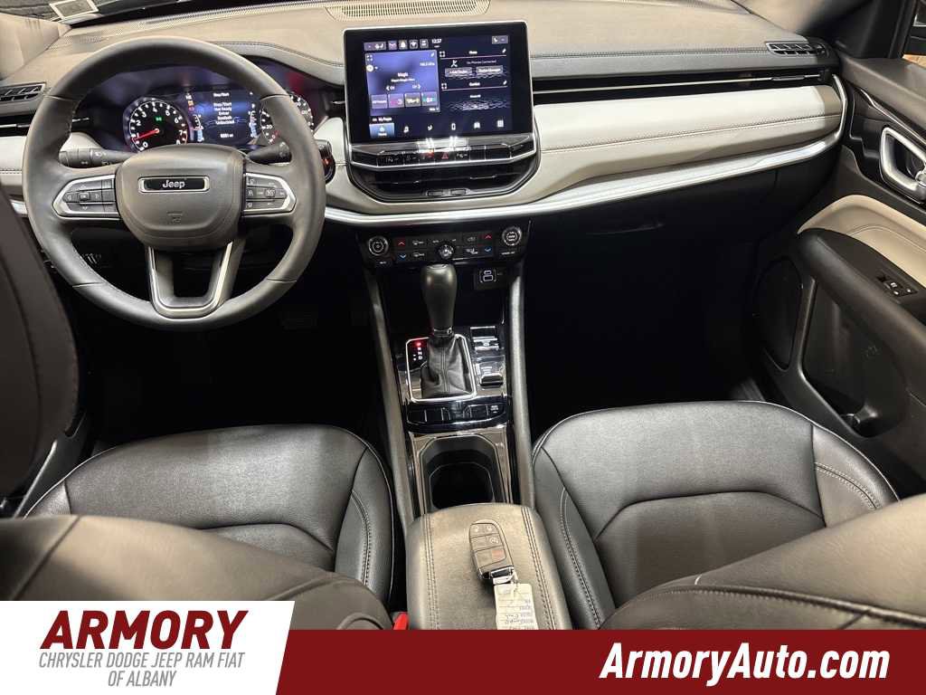 Used 2025 Jeep Compass Limited image 33