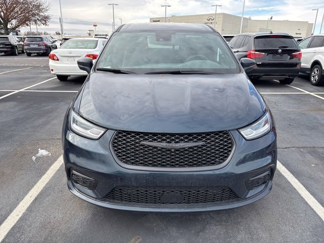 Used 2022 Chrysler Pacifica Touring-L w/ Uconnect Theater Family Group image 2