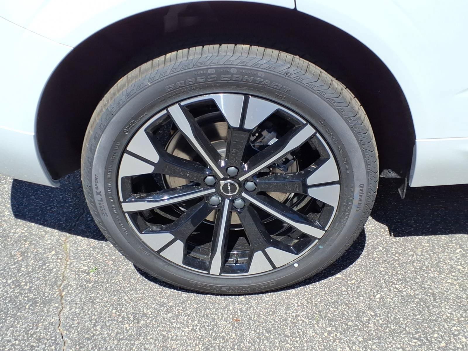 New 2026 Volvo XC60 T8 Plus w/ Protection Package Premier AWD/4WD image 7