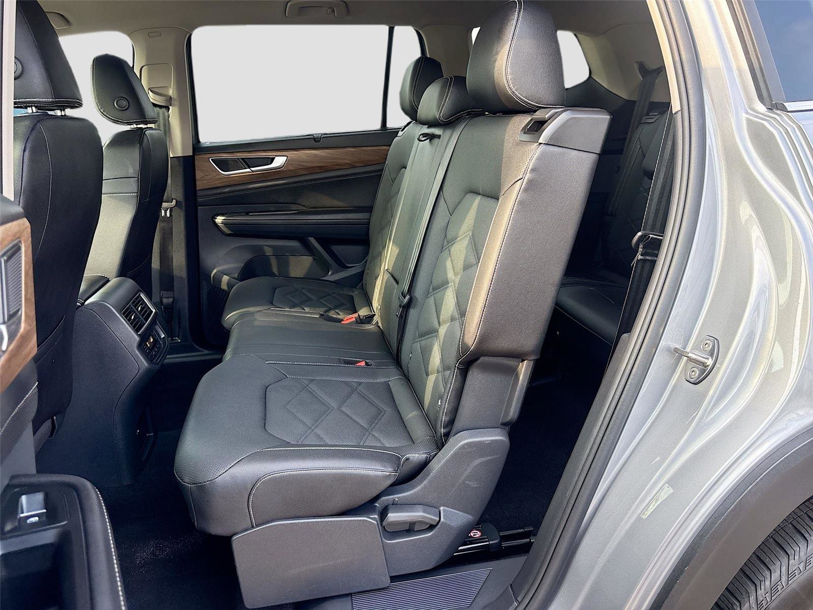 Used 2025 Volkswagen Atlas SE image 23